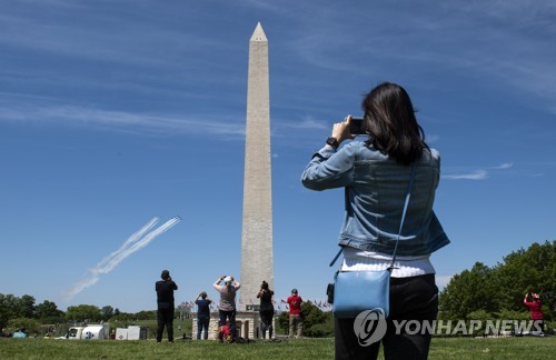 미특수비행팀, 코로나19전사 응원에어쇼…수도 도심 모처럼 인파