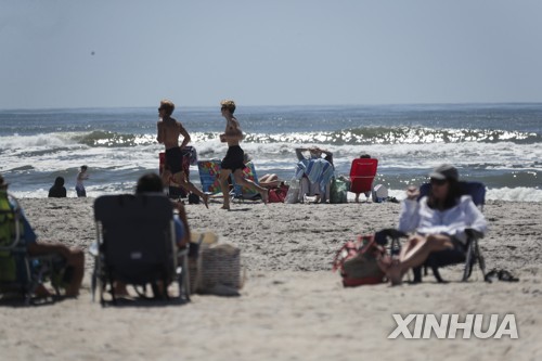 미국 현충일 연휴 '코로나19 재확산' 시험대