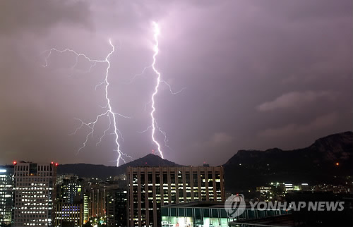 작년 낙뢰 횟수, 1년 전의 반 토막…"장마 짧고 태풍 많아서"