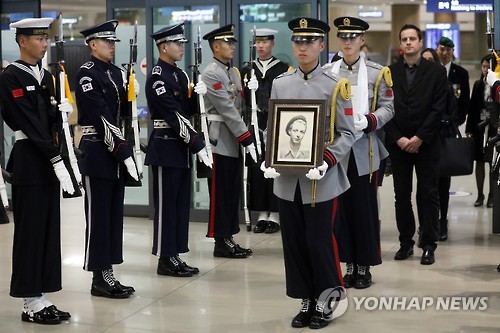 프랑스 한국전쟁 참전용사들, 깜짝 마스크 선물에 '울컥'