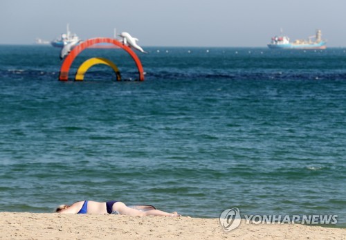 휠체어를 백사장에…부산 송도해수욕장 보행약자 이동길 조성