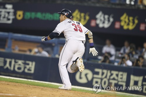 '두산 4번째 외야수' 김인태 "첫 안타, 막힌 게 뚫린 기분"