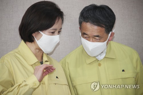 '클럽 집단감염'에 등교 또 미뤄지나…교육부-질본 긴급회의