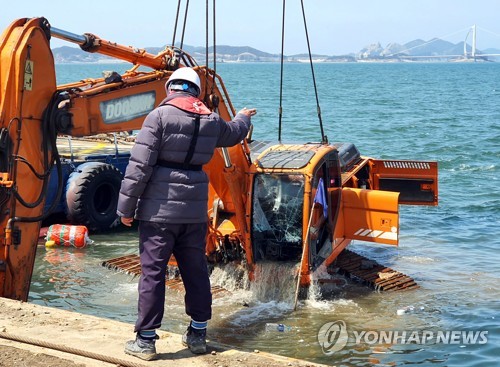 새만금 굴삭기 추락사고 현장책임자 '과실치사' 조사받아