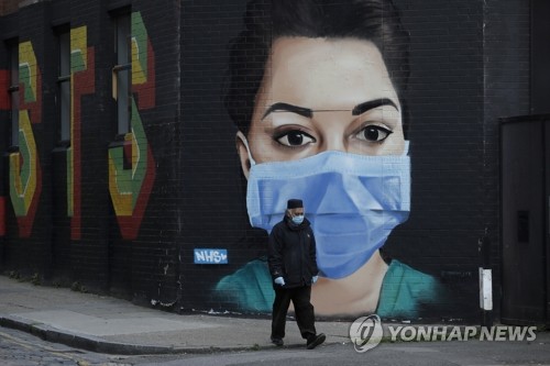 '소 잃고 외양간 고치는' 영국, 이제서야 얼굴가리개 착용 권고