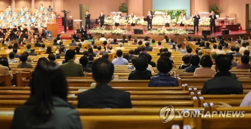 긴장 속 종교행사 이어진 일요일…발열 체크하고 참석인원 제한