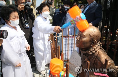 '전두환 치욕 동상' 제작한 정한봄씨 "법 대신 민심의 심판"