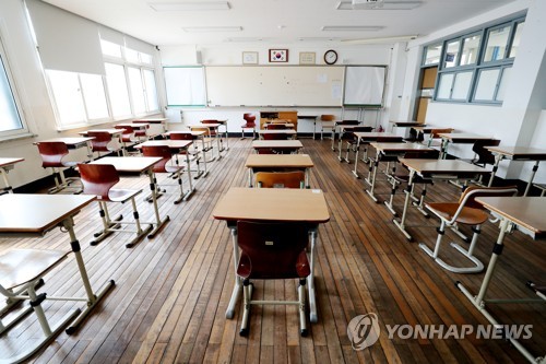 '달라지는 학교생활' 짝꿍 없고 책상 띄워…점심땐 조용히 밥만