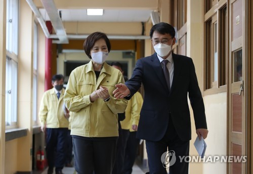 코로나 확진학생 발생시 대응은…유은혜,김천여고 모의훈련 참석