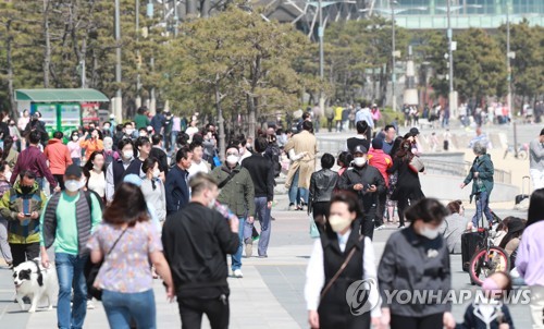 황금연휴 부산 유통가 매출↑…외출 기대감에 화장품 판매 호조