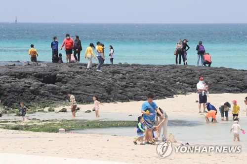 황금연휴 이틀째 제주 해변·관광지 '들썩'…'거리 두기' 실종