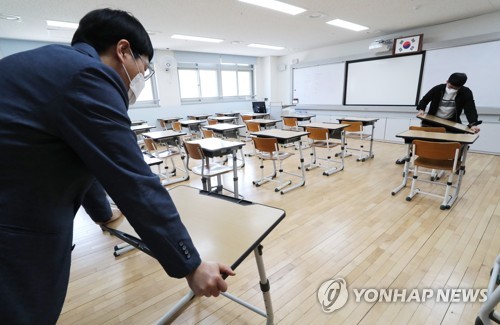 초중고 순차 등교에 학생·학부모 "이젠 학교 간다…기뻐요"