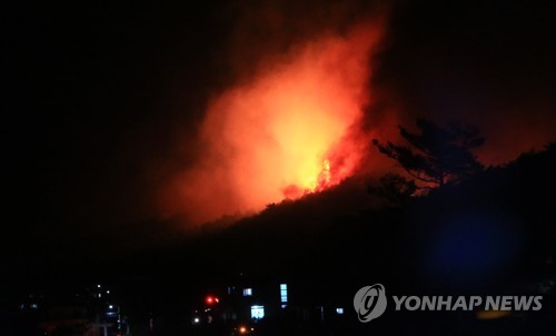 산불 트라우마에 "손이 벌벌"…고성 대피주민들 '불면의 밤'