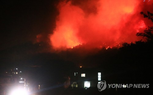 [속보] 강원 고성 산불 대응 3단계 발령…전국 차원에서 대응