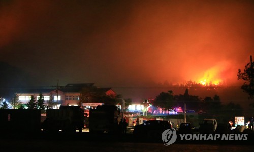 '양간지풍' 타고 1년 만에 또 산불…주민·장병 2200명 대피