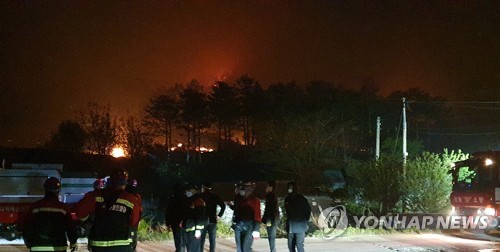 '양간지풍' 타고 1년 만에 또 산불…주민·장병 2200명 대피