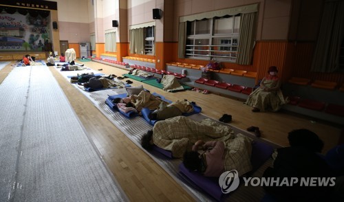 산불 트라우마에 "손이 벌벌"…고성 대피주민들 '불면의 밤'