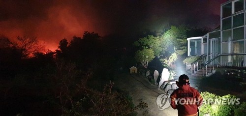 고성산불 12시간 만에 주불 진화…주택 등 6동·산림 85㏊ 소실