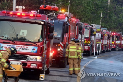 [속보] 고성산불 주불 진화율 85％…전국 헬기 38대 투입 공중진화