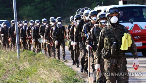 고성산불 12시간 만에 주불 진화…주택 등 6동·산림 85㏊ 소실