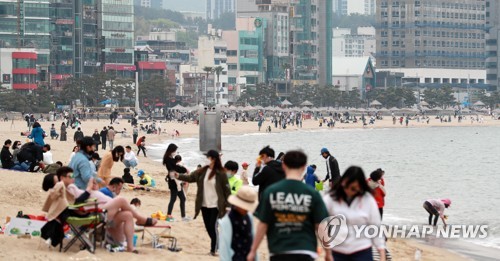 황금연휴 나흘째 유원지·관광지 나들이 행렬…마스크 벗고 활보(종합)