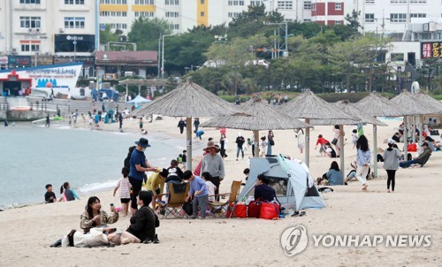 "해수욕장 차양 2ｍ 간격 설치"…생활 속 거리두기 지침 제시