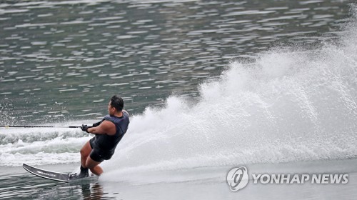 코로나19 잊은 황금연휴 나흘째…유원지·관광지에 나들이 행렬