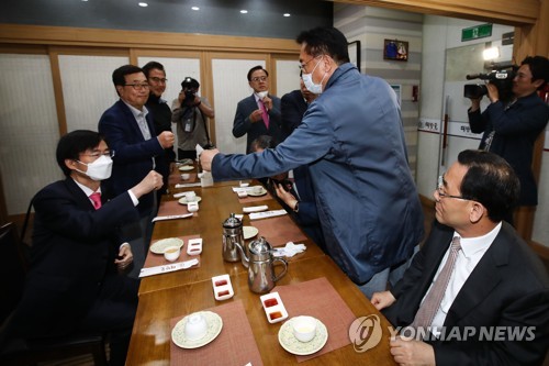 통합당 4선 이상 중진 만찬…"미래한국당과 빠른 시일 내 통합"(종합)