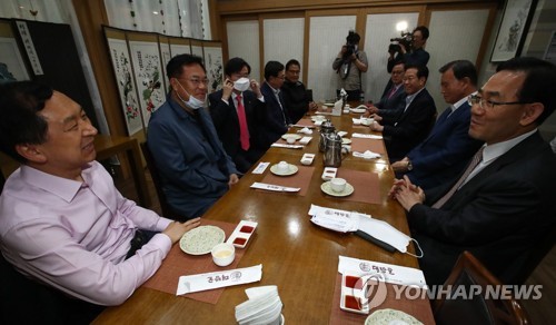 통합당 4선 이상 중진 만찬…"미래한국당과 빠른 시일 내 통합"(종합)