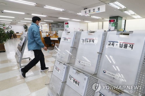 한경연 "3월 전일제 취업자 7.6% 감소…통계청 -0.7%보다 심각"