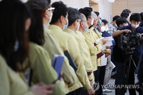 교육부 "학생들 거리 둬라" 발표하면서 본인들은 '다닥다닥'