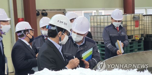 조명래 환경장관 "플라스틱 공공 비축으로 재활용 업계 숨통"