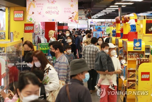 '거리두기' 속 차분한 어린이날…어린이대공원 등 곳곳 북적(종합)