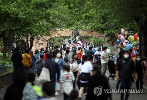 '거리두기' 속 차분한 어린이날…어린이대공원 등 곳곳 북적(종합)