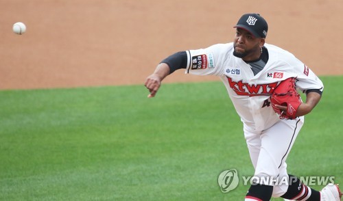 '한국 무대 첫 승' 데스파이네 "랜선 응원하는 팬들께 감사"