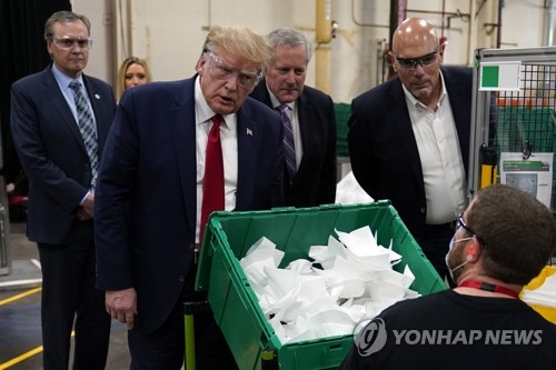 "트럼프, 백악관 직원 확진에도 마스크 착용 등 보건 수칙 무시"