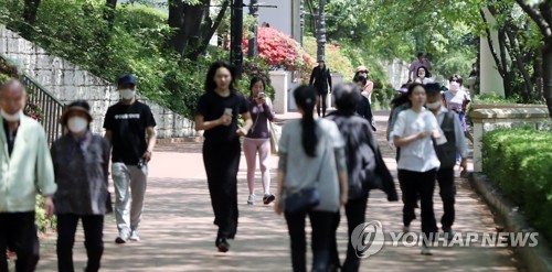 생활방역 첫 주말 대형서점·카페 등 '북적'…명동 거리는 한산