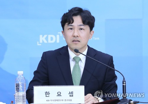 KDI "정년연장이 청년 고용감소로 이어질 가능성 높다"