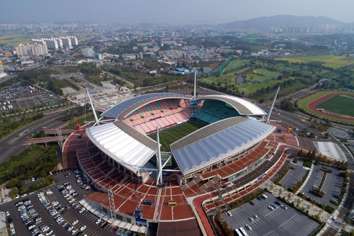 코로나 뚫고 '기적같은 개막'…세계 축구팬 시선, 전주성 향하다