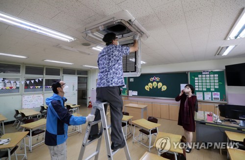 학교 에어컨은 창문 3분의 1 열면 허용…마스크 언제나 착용(종합)