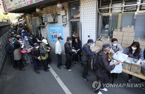 자식 대신 봉사자들이 달아준 카네이션…"그래도 사랑받는 기분"