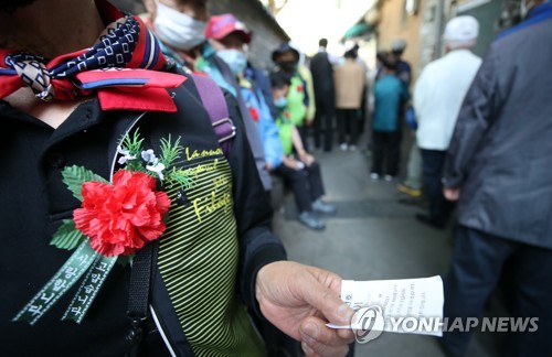 자식 대신 봉사자들이 달아준 카네이션…"그래도 사랑받는 기분"