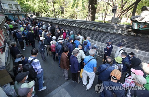 자식 대신 봉사자들이 달아준 카네이션…"그래도 사랑받는 기분"