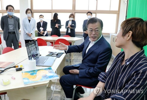 학부모와 함께 교실찾은 문대통령 "학교가 방역의 최전선"