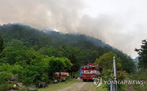 바짝 마른 강원서 동시다발 산불…주불 진화 완료(종합)