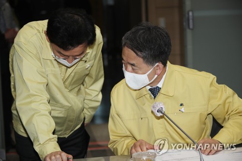 클럽발 감염확산에 등교 재연기?…유은혜 "여러 가능성 열어둬"(종합)