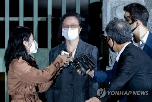 '자녀 입시비리·사모펀드 의혹' 정경심 오늘 첫 불구속 재판