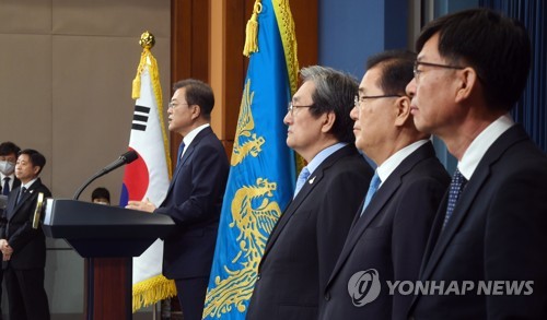 문대통령 "전 국민 고용보험 기초 놓겠다"…단계적 추진 공식화