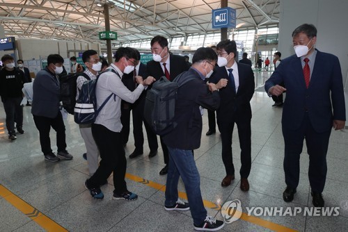 중국 하늘길 열리자…삼성·LG·SK 1천여명 날아갔다