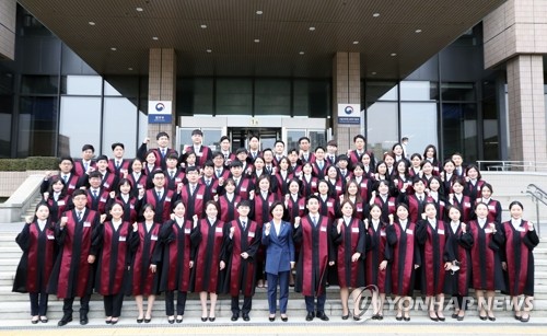 추미애 "검찰의 최우선 가치는 인권 보호"…신임 검사에 당부(종합)